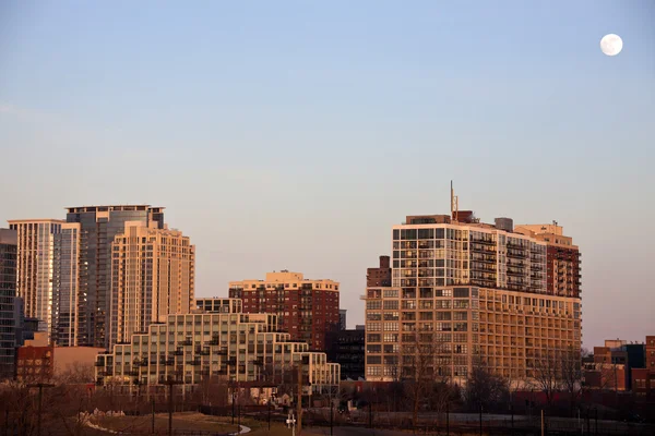 Dolunay chicago üzerinde — Stok fotoğraf