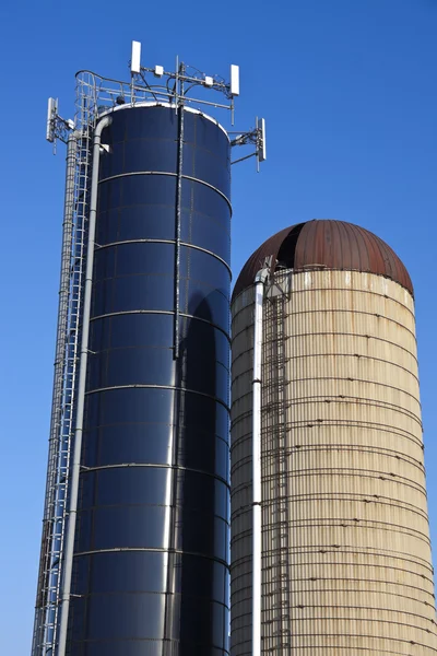Cell antennas mounted on the top of the silo — Stock Photo, Image