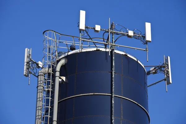 Cell antenner monterade på silo — Stockfoto