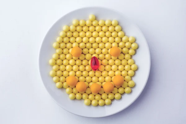 Cara sonriente amarilla en un plato blanco — Foto de Stock