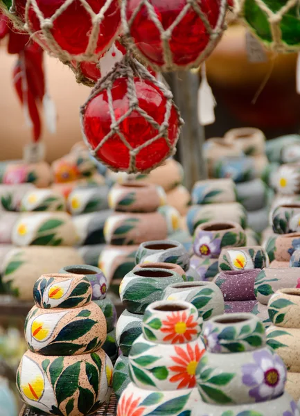 Grono meksykański donice ceramiczne na rynku tabela — Zdjęcie stockowe