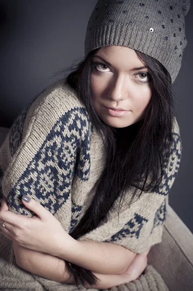 Привлекательная молодая женщина в уютной одежде сидит — стоковое фото