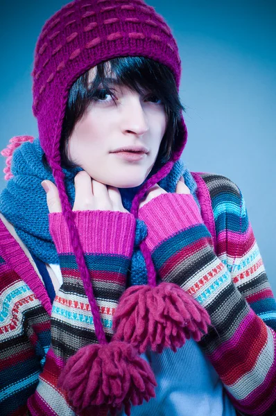 Junge Frau in kuscheliger Winterkleidung — Stockfoto