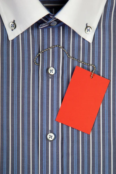 Рубашка с воротником и этикеткой — стоковое фото