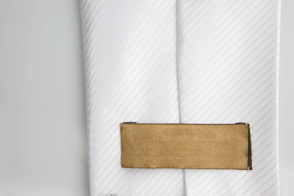 Etiqueta de couro vazia em um laço branco — Fotografia de Stock