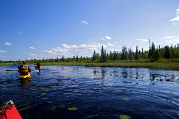 Dos kayaks en el río — Foto de Stock
