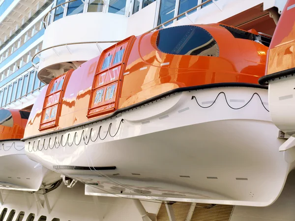Lifeboats on a Cruise Ship — Stock Photo, Image