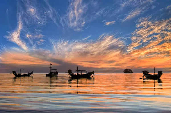 Puesta de sol con botes de cola larga en la playa tropical. Isla Ko Tao, Tha —  Fotos de Stock