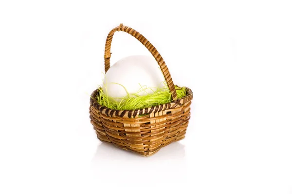 Easter egg in basket — Stockfoto