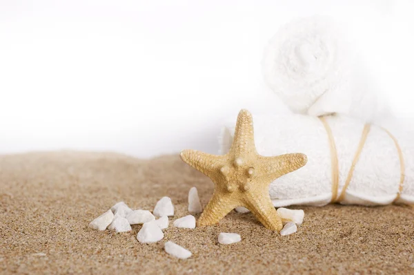 White towels and seastar — Stock Photo, Image