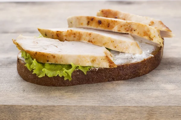 Куриный сэндвич — стоковое фото