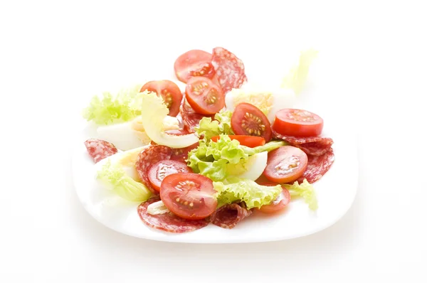 Salada com salame e tomate — Fotografia de Stock