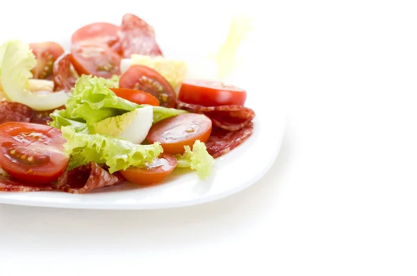 Salada com salame, tomate — Fotografia de Stock
