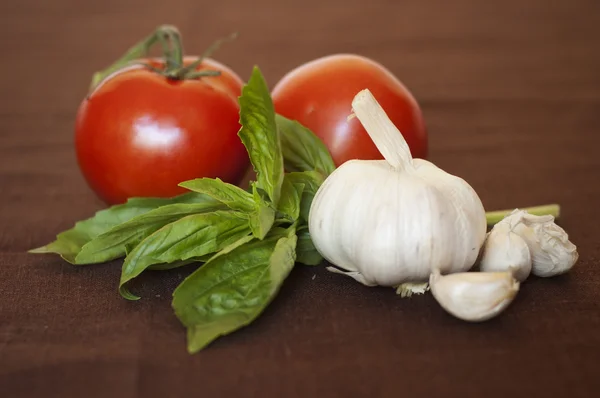 Tomatoes, garlic and basil — Stock Photo, Image