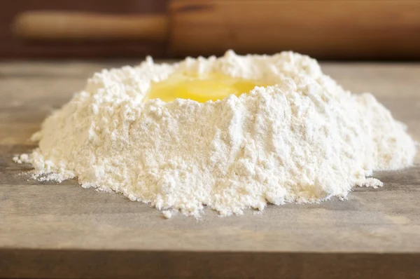 Wheat flour and egg — Stock Photo, Image