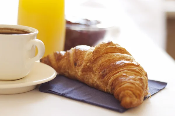 Croissant, koffie en SAP — Stockfoto