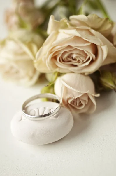 stock image Silver ring and pink roses