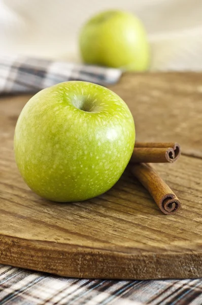 Apple and cinnamon sticks — Stock Photo, Image
