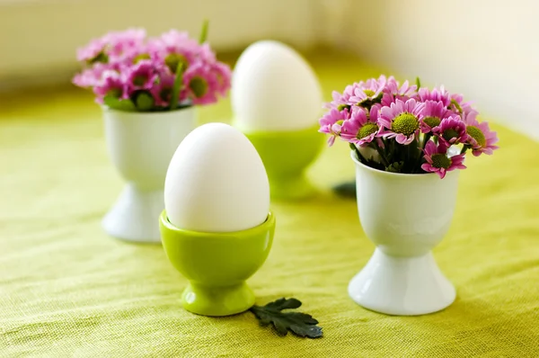 Huevos de Pascua y flores — Foto de Stock