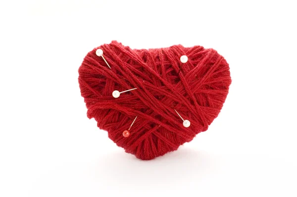 Corazón de Vodoo (forma de corazón rojo con alfileres ) — Foto de Stock