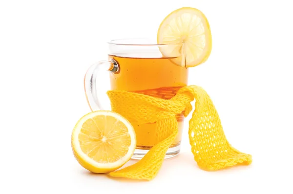 Chá com xícara de limão envolto em cachecol — Fotografia de Stock