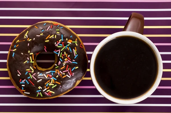 Σοκολάτα παγωμένο ντόνατ και καφέ — Φωτογραφία Αρχείου