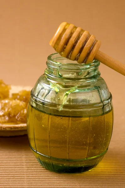 Pis de miel et bâton de miel en bois — Photo