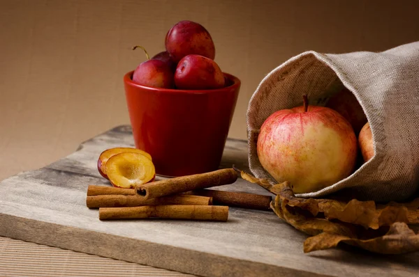 Jablka a švestky — Stock fotografie