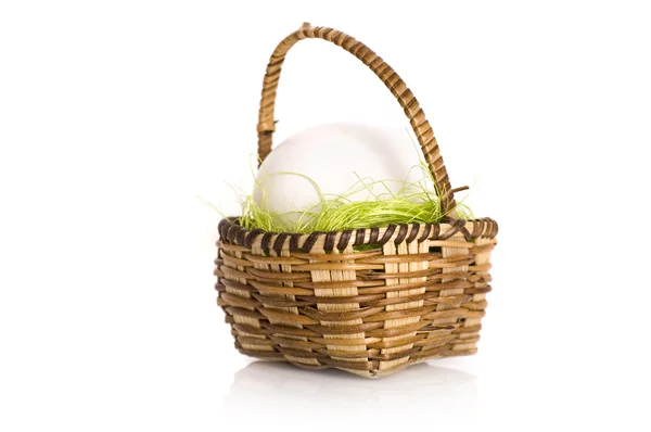 在篮子里的复活节彩蛋 — 图库照片