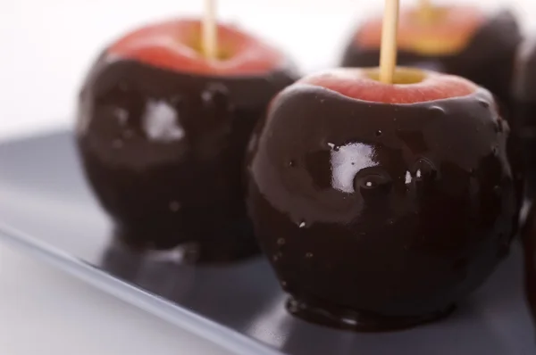 Çikolatanın içinde elmalar — Stok fotoğraf