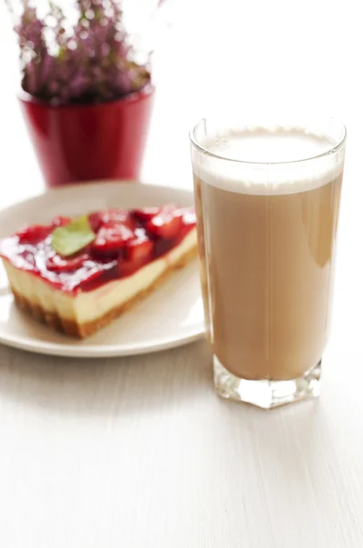 Latte ve çilekli cheesecake — Stok fotoğraf