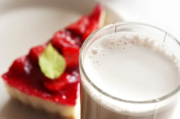 Latte and strawberry cheesecake — Stock Photo, Image