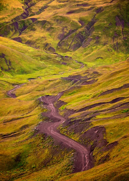 A estrada nas montanhas. — Fotografia de Stock