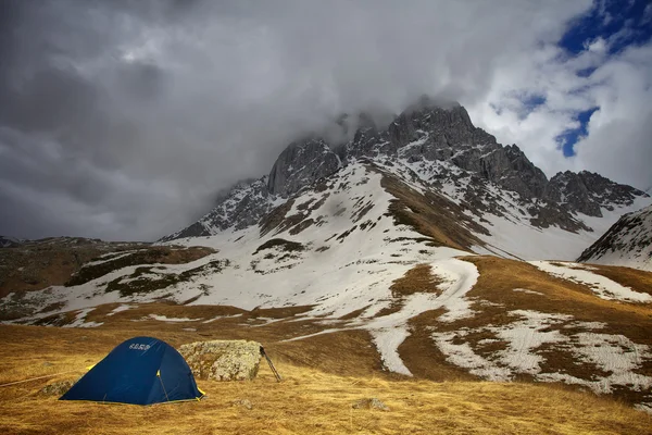 Tábor v horách — Stock fotografie