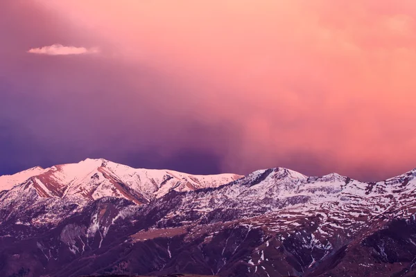 Blodig solnedgång i bergen — Stockfoto