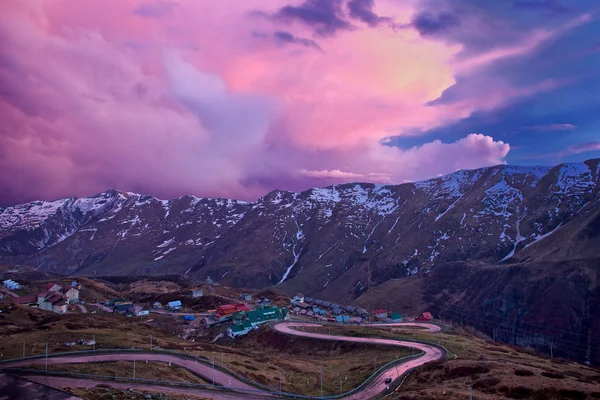 Bloedige zonsondergang in de bergen — Stockfoto