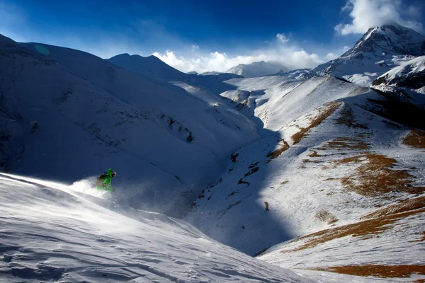 Freerider kazbek Dağı zemin üzerine — Stok fotoğraf