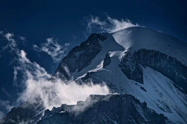 Szczyt góry kazbek. (5033 m). — Zdjęcie stockowe