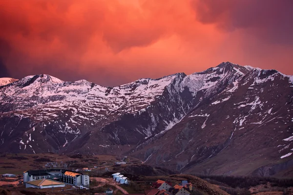 Bloedige zonsondergang in de bergen Rechtenvrije Stockfoto's