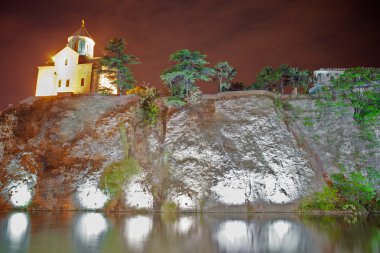 gece Tiflis metekhi Köprüsü yakınlarında