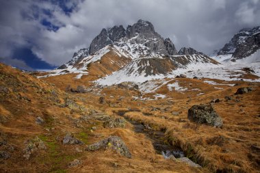 mountain yakınındaki dağ dere