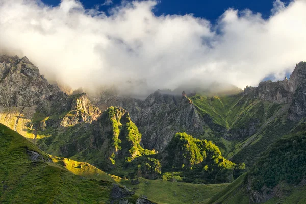 Clouds above mountain — Stock Photo, Image