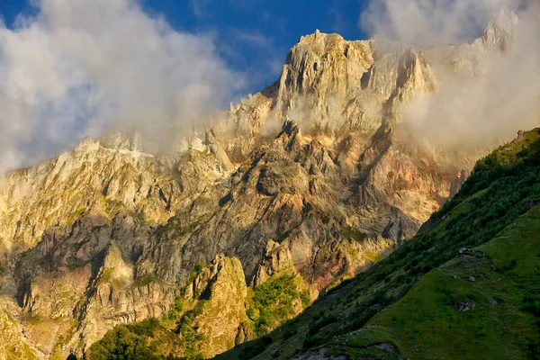 Moln över berget — Stockfoto