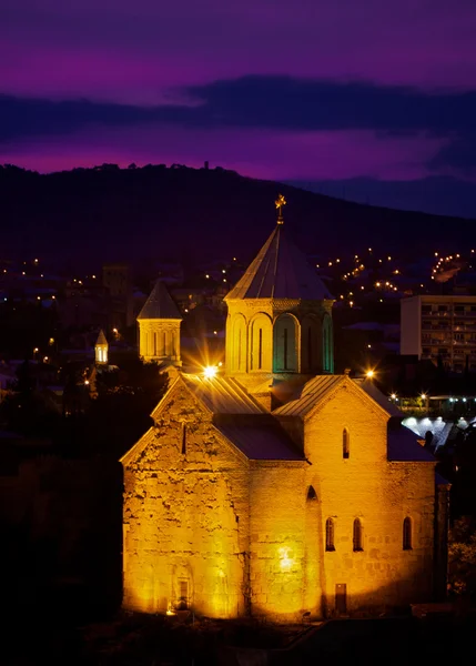 Gece Tiflis metekhi Köprüsü yakınlarında — Stok fotoğraf