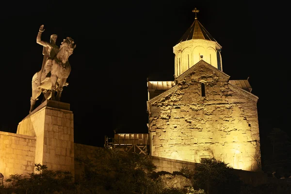 Notte Tbilisi vicino al ponte Metekhi — Foto Stock
