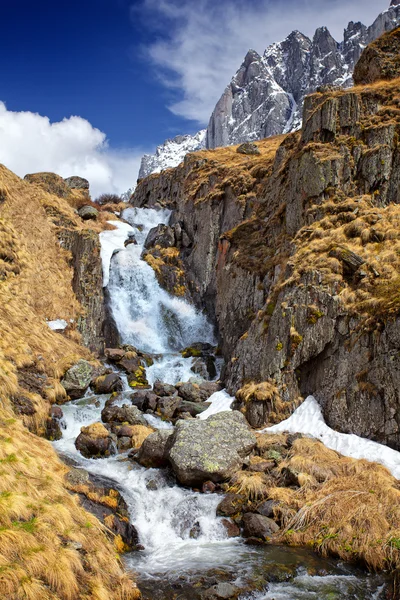 Водоспад у горах — стокове фото