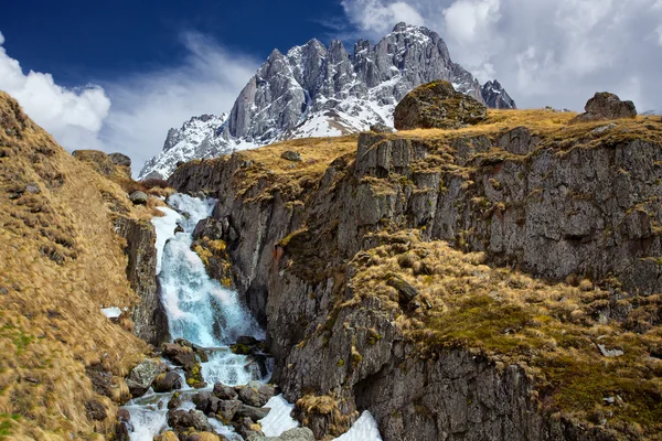 Wasserfall im Berg — Stockfoto
