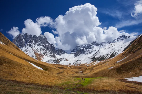 Dağ silsilesi Chaukhi (Gürcistan alan) — Stok fotoğraf