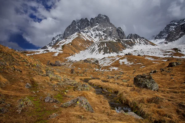 Mountain yakınındaki dağ dere — Stok fotoğraf
