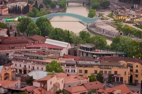 Oude stad en de nieuwe brug in tbilisi Rechtenvrije Stockfoto's